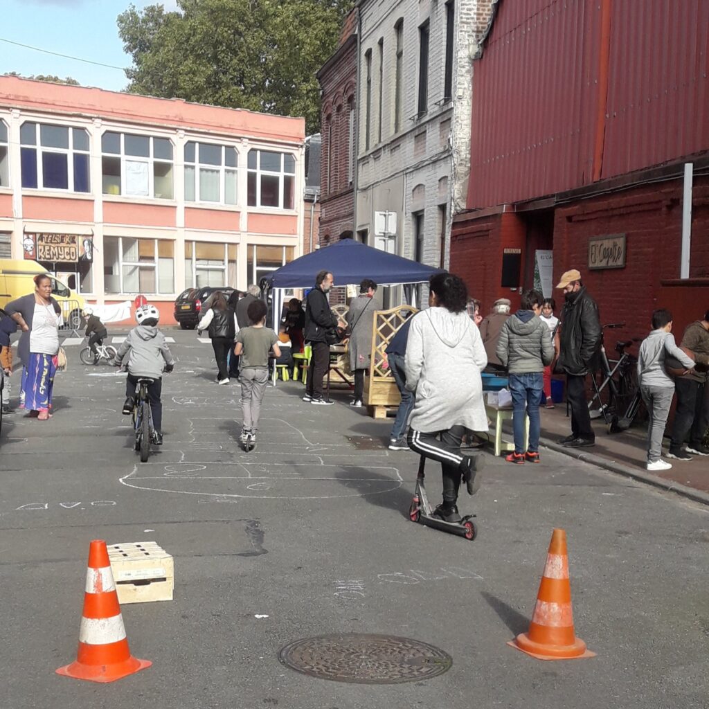 Des enfants et des parents se retrouvent librement à échangere t jouer dans leur rue fermée à la circulation