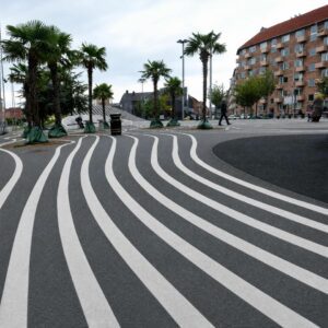 Superkilen Copenhague, Marché Noir, lignes blanches, aménagement urbain, palmiers, design piéton