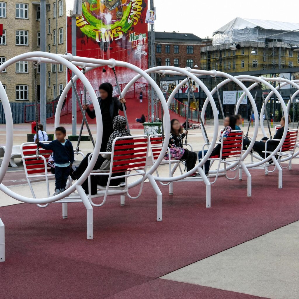 Superkilen Place Rouge, balançoires circulaires, loisirs urbains, design participatif, diversité culturelle