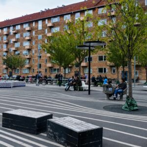 Illustration aménagement urbain apaisé, design piéton graphique, mobilier urbain moderne, ville inclusive, Parcours Piéton inspiration