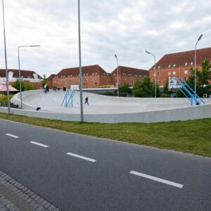 Skatepark et terrain de basketball en béton à Superkilen Copenhague, aménagement urbain pour le sport et la jeunesse.