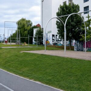 Le sport comme vecteur de lien : le Parc Vert de Superkilen offre des équipements de fitness accessibles à tous, transformant le paysage urbain en un véritable moteur de santé publique.