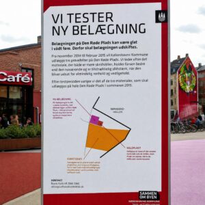 Panneau information Superkilen Place Rouge, test revêtement anti-glissance, aménagement urbain Copenhague, sécurité piétonne, matériaux PU-BELÆGNING KUNSTGRÆS KOLDPLAST.
